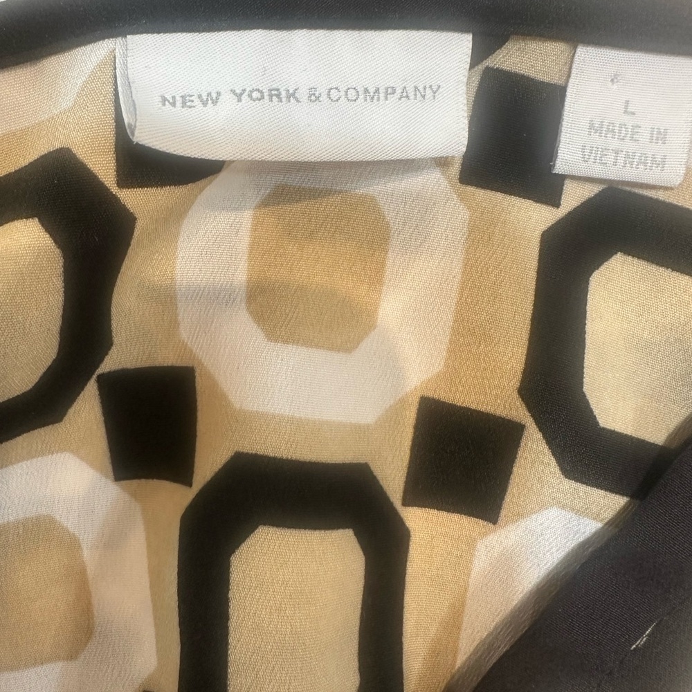 🩵New York & Company Black and Cream Patterned Button-Down Shirt - Picture 7 of 9